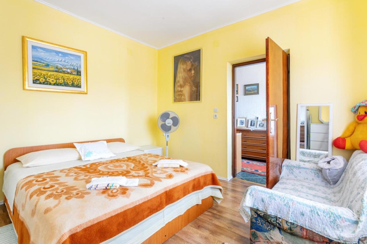Golden Flowers Razvode Exterior photo